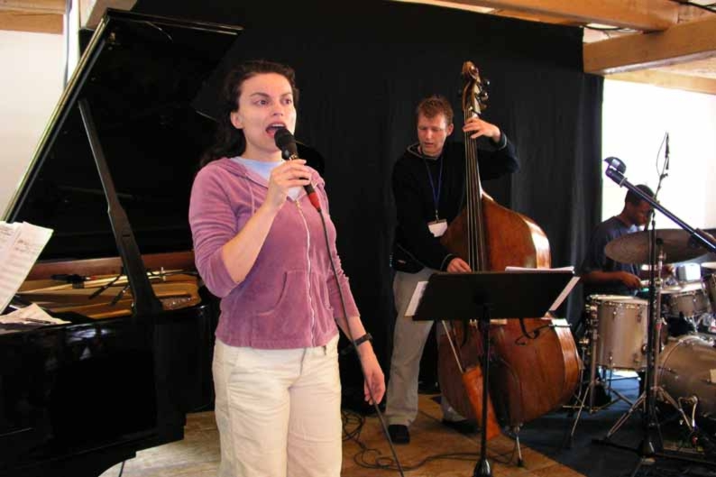 Rehearsal with Roberta Gambarini and Willie Jones III at 2004 
Jazzbaltica (Photo by Rolf Kissling)